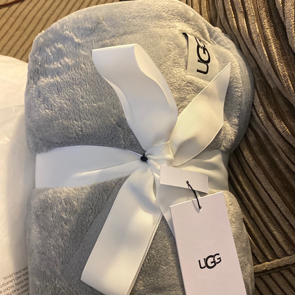 Ugg throw - new with tags